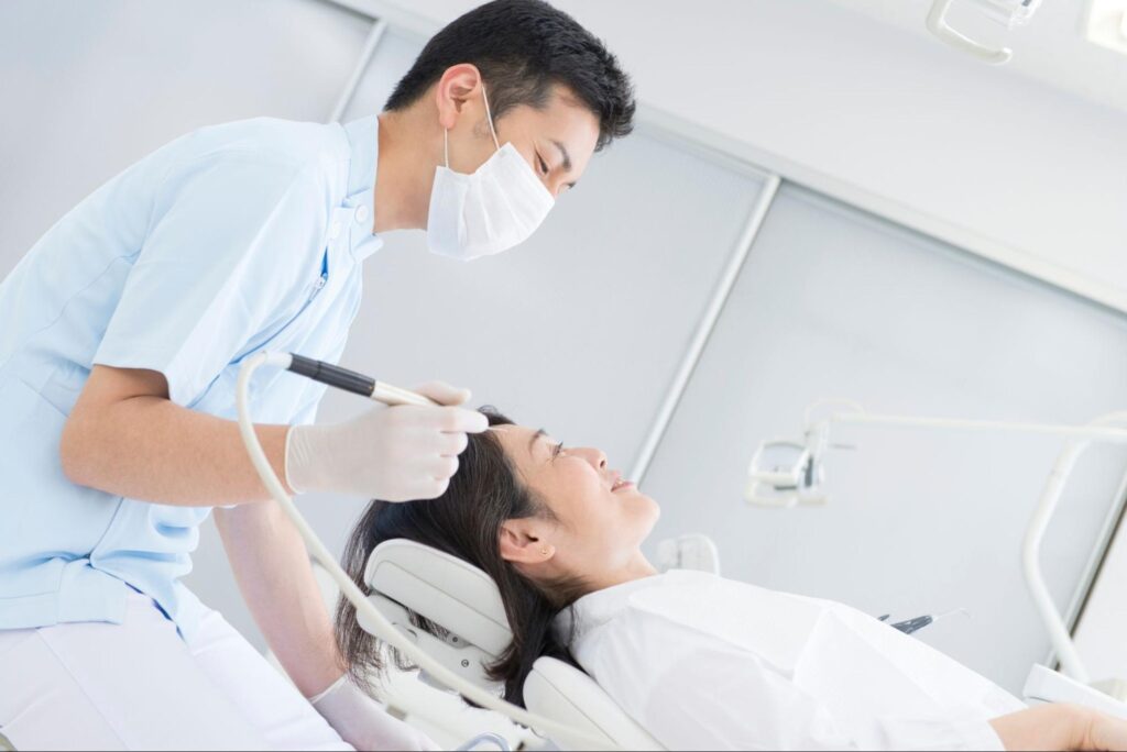 歯科治療を受ける女性