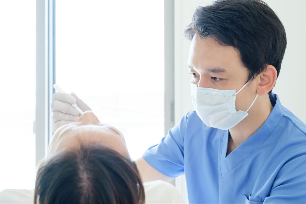 患者さんの口の中をチェックしている歯科医師
