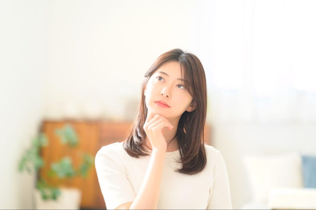考え込む女性