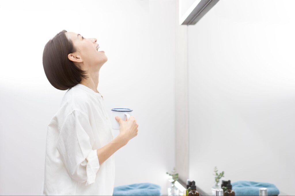 歯の痛み対策としてうがいをする女性