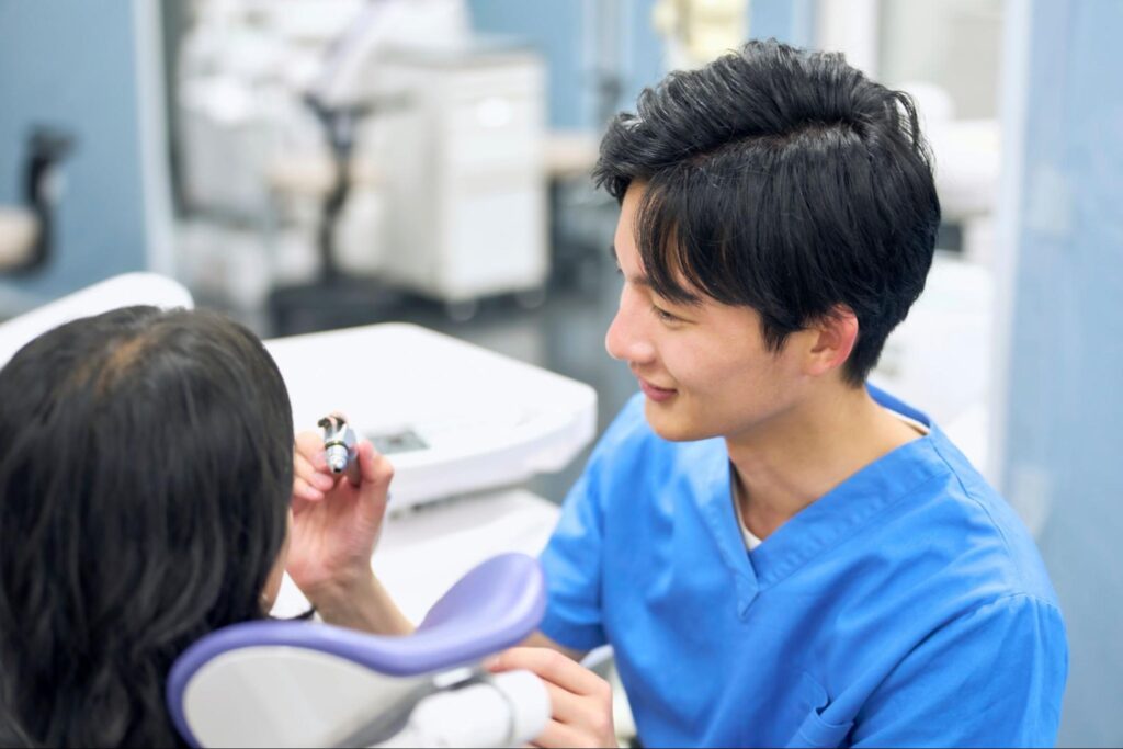 歯科治療について説明する男性歯科医師
