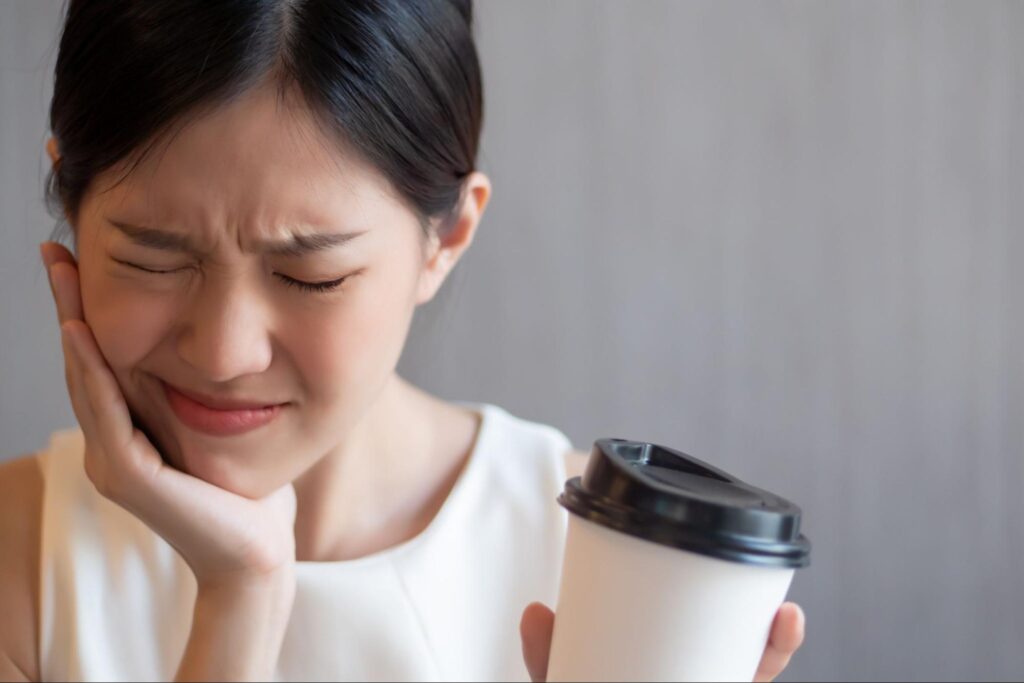 飲み物が歯にしみた女性