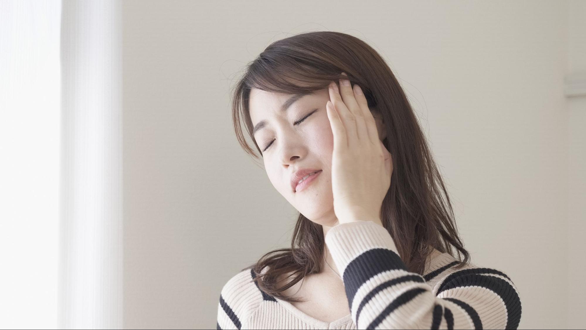親知らずが痛む女性