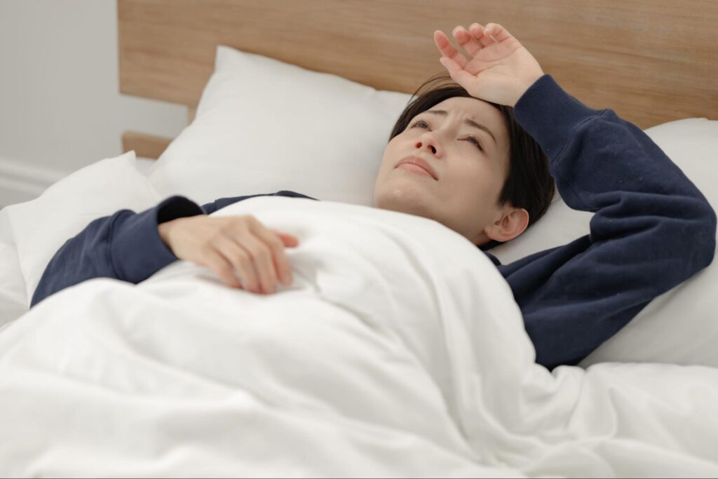 夜に歯が痛くて眠れない女性