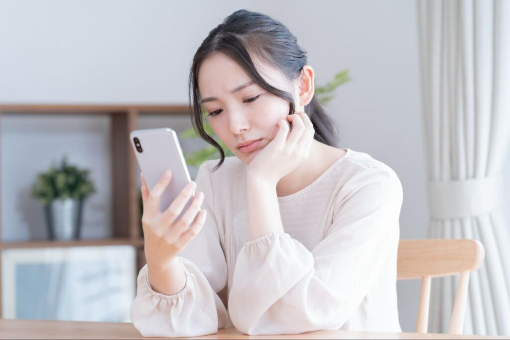 親知らずを抜くタイミングについて悩んでいる女性