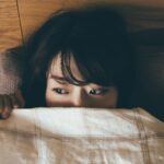 歯が痛くて眠れない女性