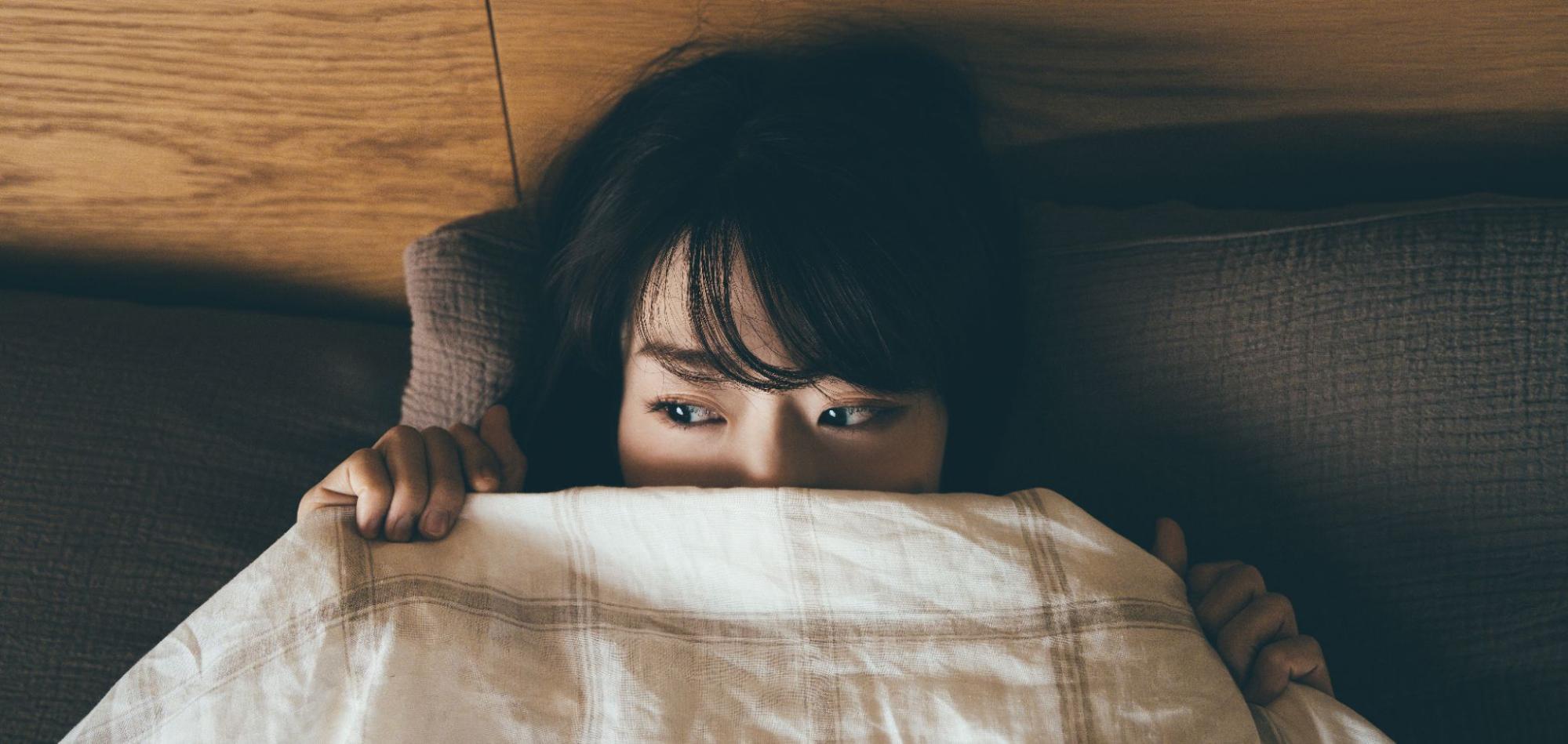 歯が痛くて眠れない女性
