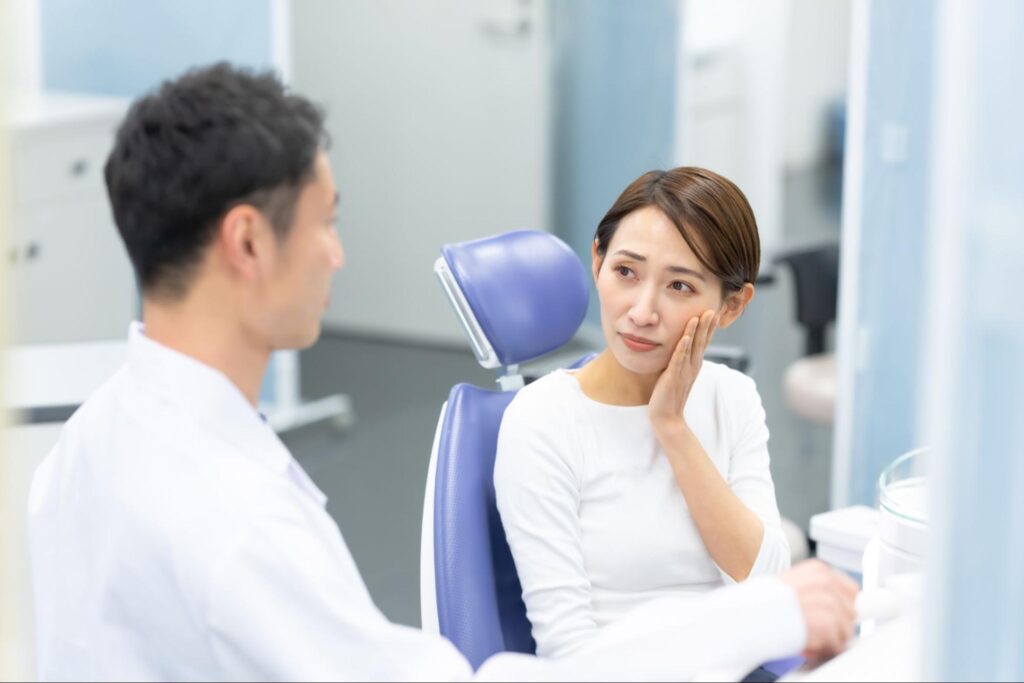 親知らずが痛み歯科医院に治療に来た女性