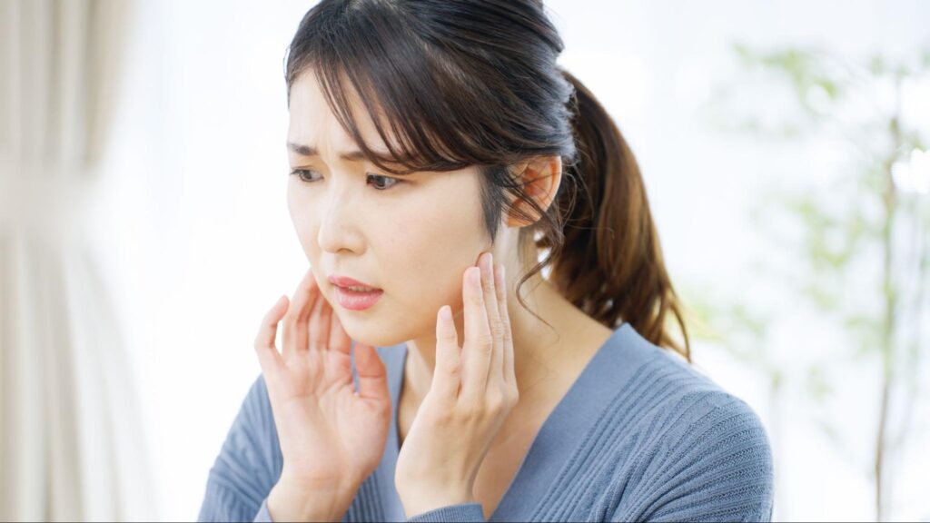 親知らず部分を押さえる女性