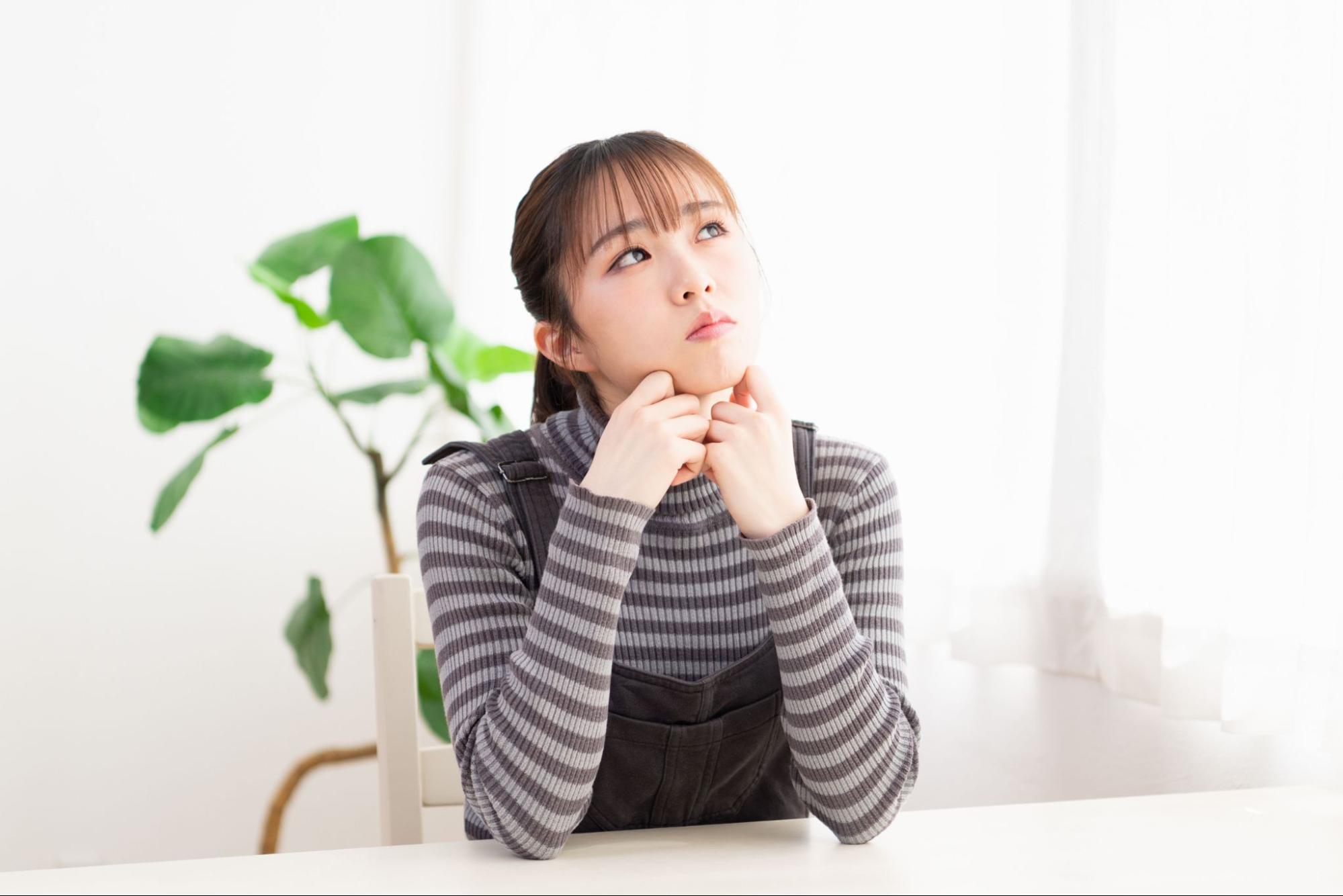 親知らずを抜くタイミングについて疑問を持っている女性
