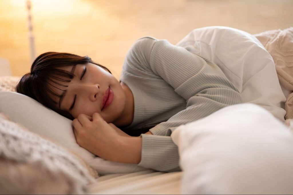 眠っている女性