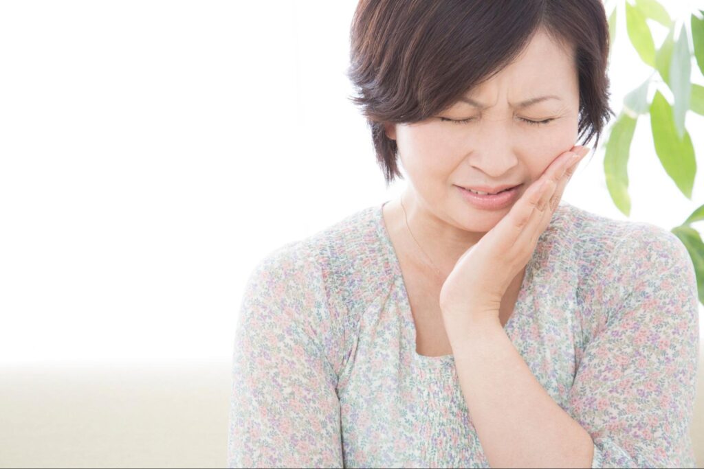 放置した虫歯が痛む女性