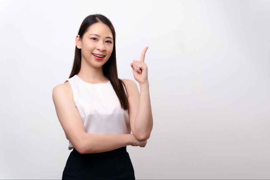 人差し指を立てる女性