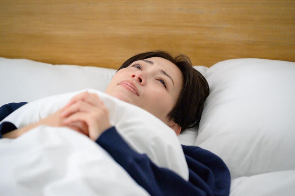 夜に歯が痛む女性