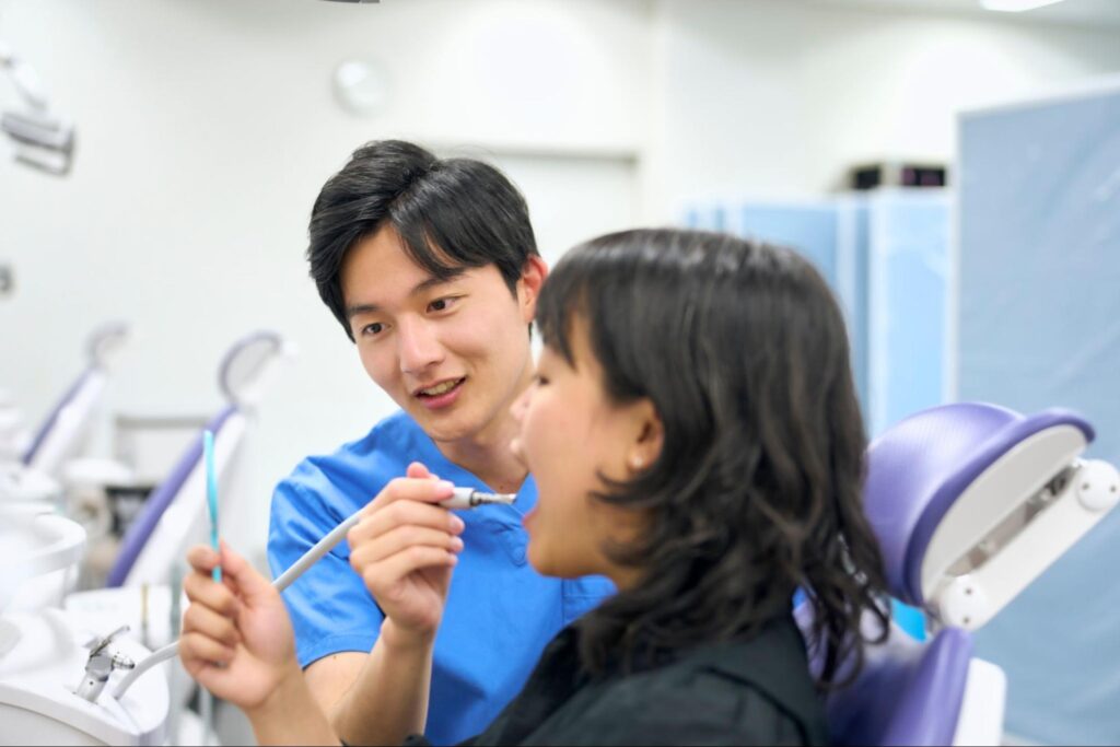 歯科治療について説明する男性歯科医師