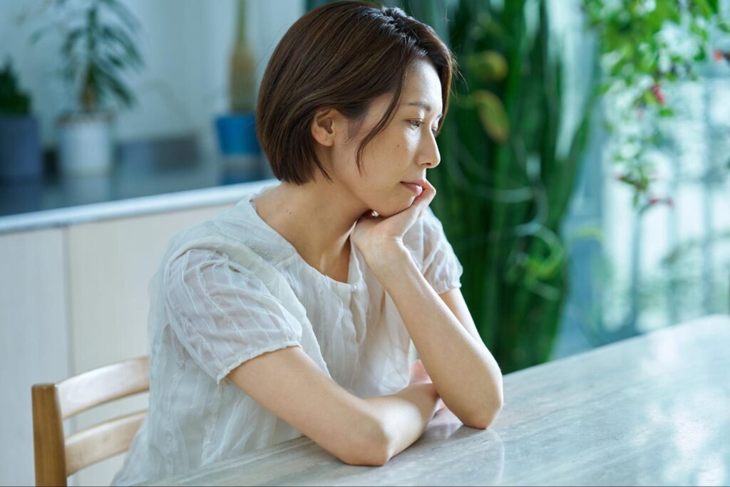 親知らずを抜くタイミングについて考えている女性